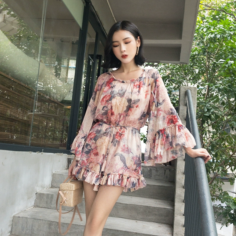 MC Classic Return Tie Eo cao Cổ tròn In cổ áo dài Áo sơ mi voan Xiêm Quần ống rộng Quần short Nữ Xia Xin - Quần short