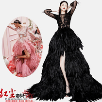 The exhibitions new film-themed clothing lovers take photos and write a real wedding dress feather brigade to take the stage show gown