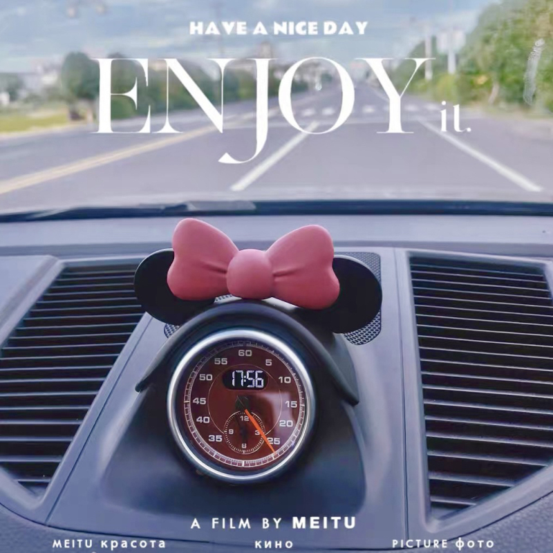 Porsche Models of All Series Are Suitable for Decorating the Dashboard with Compasses, Center Console Mickey and Minnie Disney Hats, and Helmet Ornaments