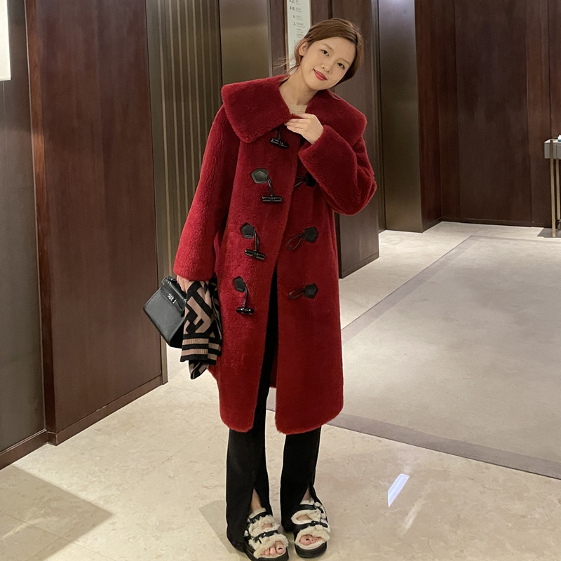 Lamb wool coat women's 2022 new sheep shearling coat fur one navy collar horn buckle mid-length winter