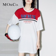 MOCO Tương Phản Vòng Cổ Áo Thư Slogan Bù Đắp Tay Áo Tay Áo Thẳng MA172DRS207 Moan 珂 đầm đẹp 2021