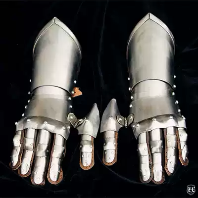 (Plate armored iron gloves) Three Knights Crusaders Cavalry Medieval Weapon Guard Stainless Steel