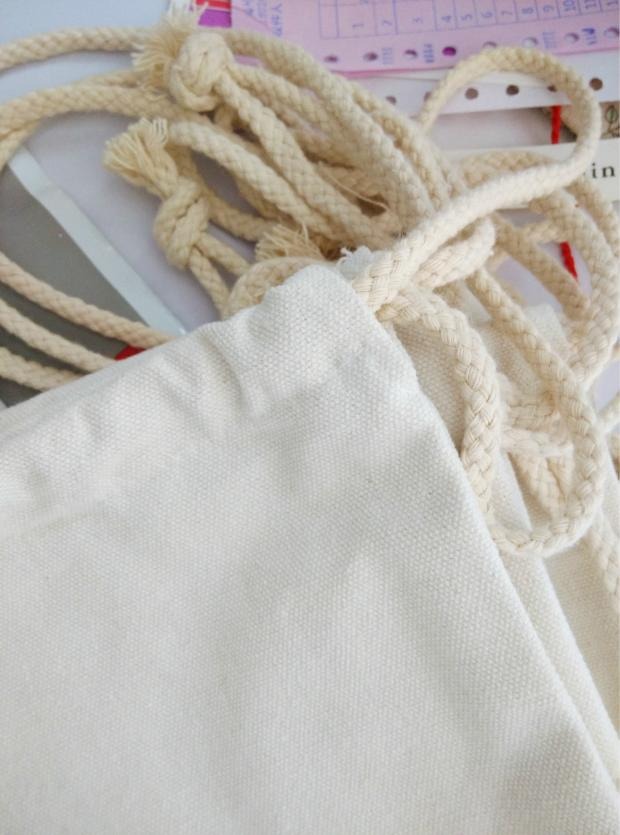 DIY trống sơn tay vải ba lô màu trắng tinh khiết vai đen dây rút túi vải trống túi tự làm balo tre em