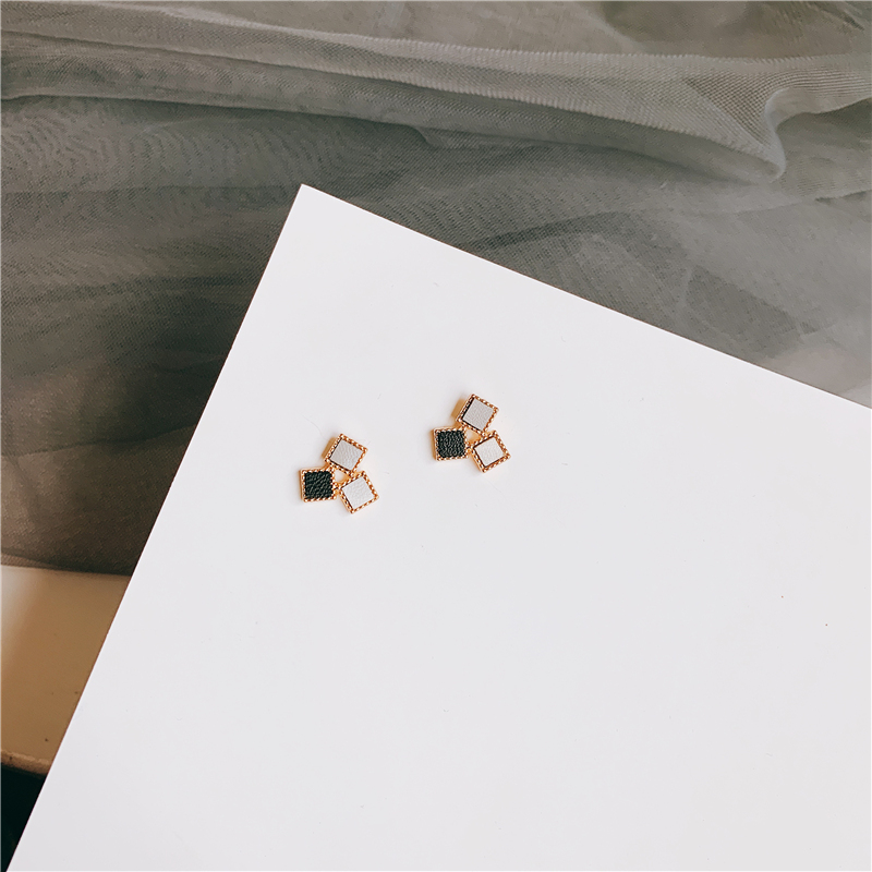 Mosquito coil plate ear clip simple ear clip Korean contrast color no ear pierced ear clip female Dongdaemun earrings silver needle temperament student