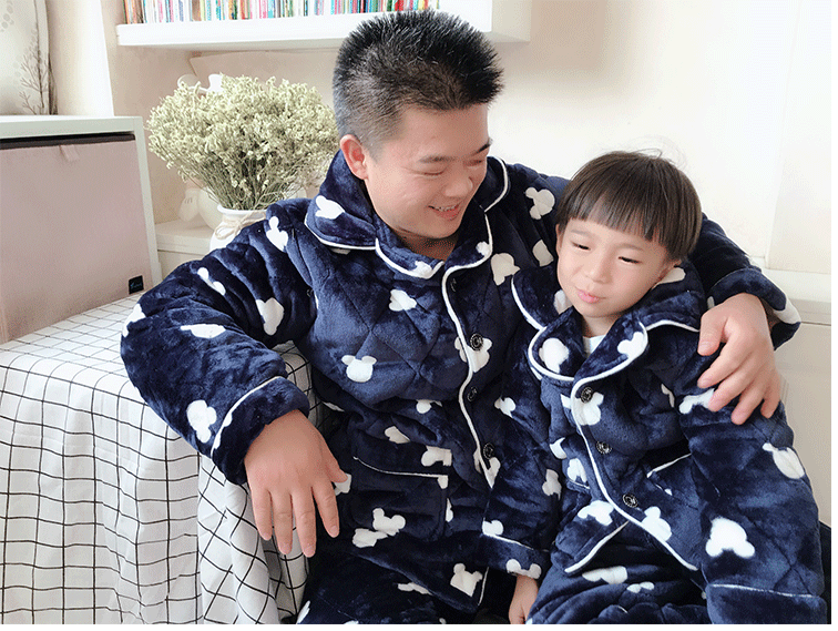Bộ đồ ngủ dành cho cha mẹ và con Một gia đình gồm ba mẹ con mùa đông dày và mẹ và con hai đứa con gái và hai người đàn ông mặc đồ ngủ áo khoác cặp cho mẹ và bé