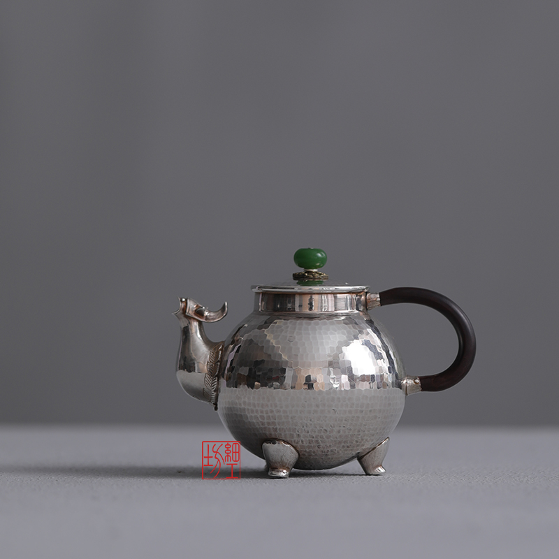 Fine workshop silver pot small teapot sterling silver 999 teapot Japanese silver pot pure handmade three-legged ancient pot 160ml