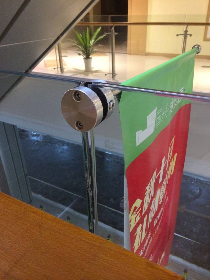 Glass railing side hanging flag sandwiched in the gap of the shopping mall hanging flag