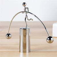 Chuyển động vĩnh viễn máy trang trí Newton con lắc cử tạ sắt nhỏ người đàn ông cân bằng vật lý kim loại trang trí nhà thủ công - Trang trí nội thất phụ kiện trang trí phòng ngủ