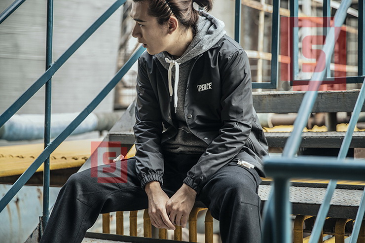 Bonfire Four Seasons Dopper Hòa bình Thế giới Hòa bình Áo khoác thể thao không thấm nước Tide Thương hiệu Coach Jacket Men - Cao bồi quần jean nam ống rộng