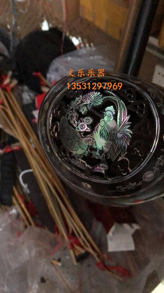 Old ebony luminous screw teeth curved snail salamander shell carving coconut shell coconut Hu Chaozhou ethnic music musical instruments made by famous masters