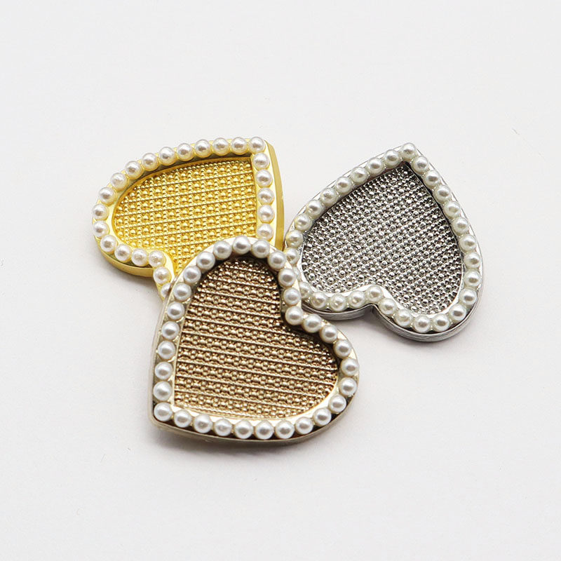 Loving-shaped small fragrant wind pearl with children's clothes ladies'ladies' ladies' coat with coat of metal wool, and the decoration of the baby