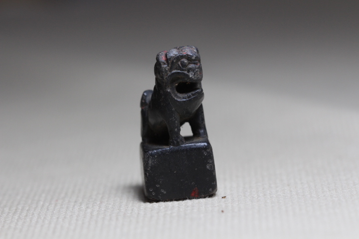 The seal of the late Black Stone Lion button.