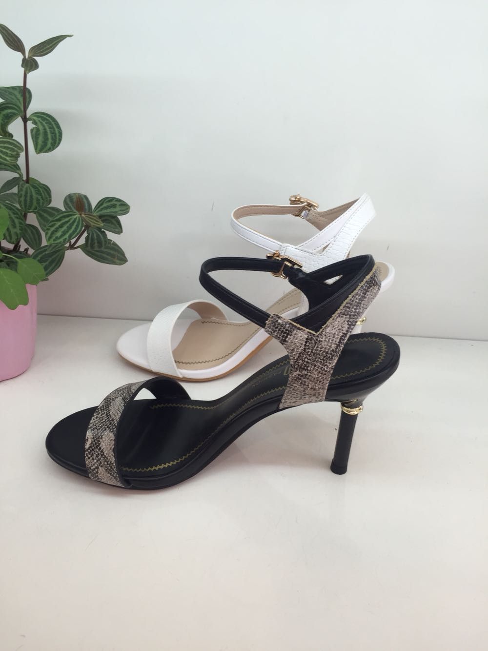 Giày Dadong nữ 2018 hè mới Hàn Quốc phiên bản cao gót rhinestone stiletto thời trang khóa móc dép DW18X1690A bitis sandal nữ