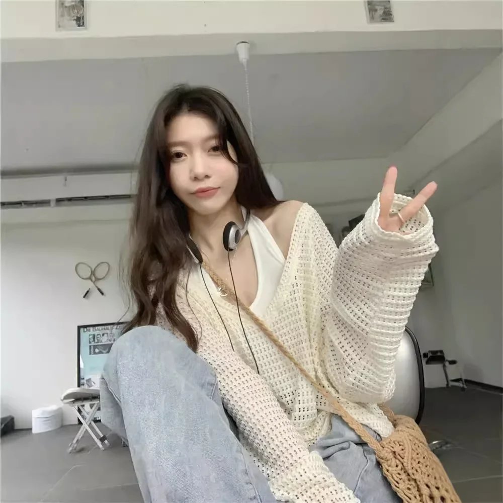 Hollowed V-neck long-sleeved T-shirt women's spring 2025 new loose lazy style outerwear blouses fashion