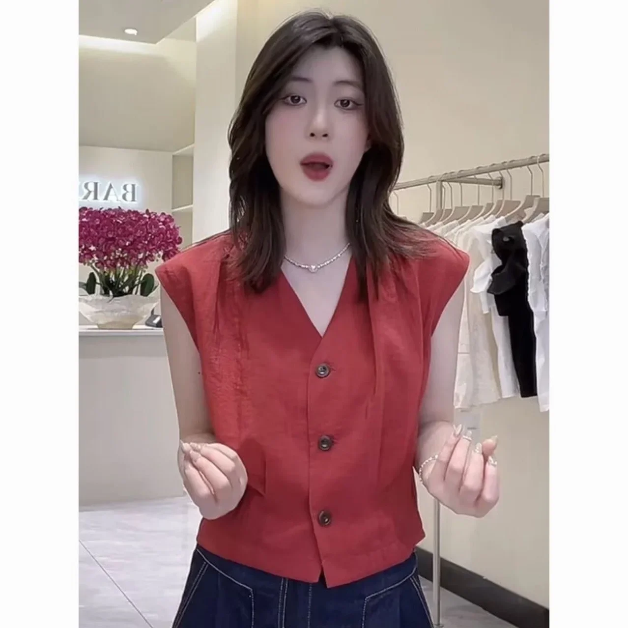 French V-neck sleeveless shirt women's 2024 summer new style unique temperament beautiful high-end light mature small shirt top