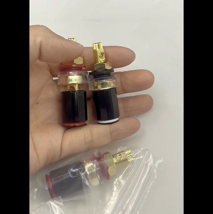纯铜镀金端子真有那个么神。听我拆解发烧音响的秘密