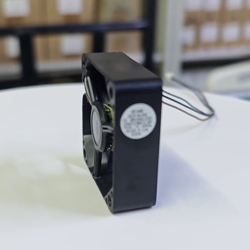 这小风扇才20块。居然能够以让你的机箱凉到哭？