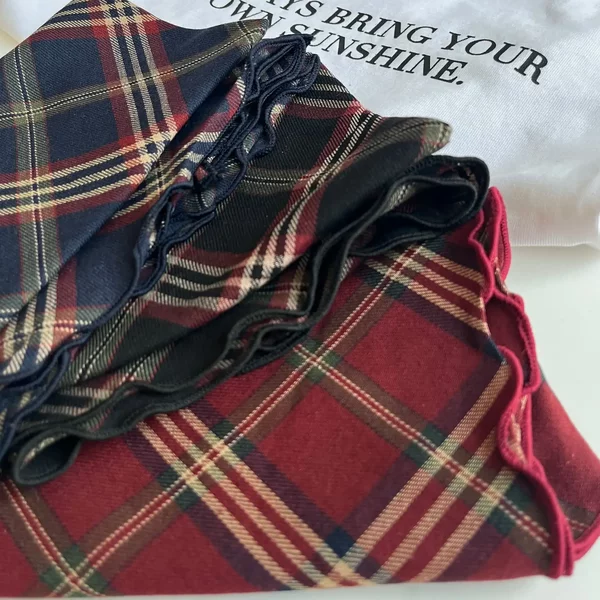 2024 Japanese and Korean New Cotton and Linen Plaid Spring and Autumn Triangle Scarf Scarf Scarf Multi-functional Decoration