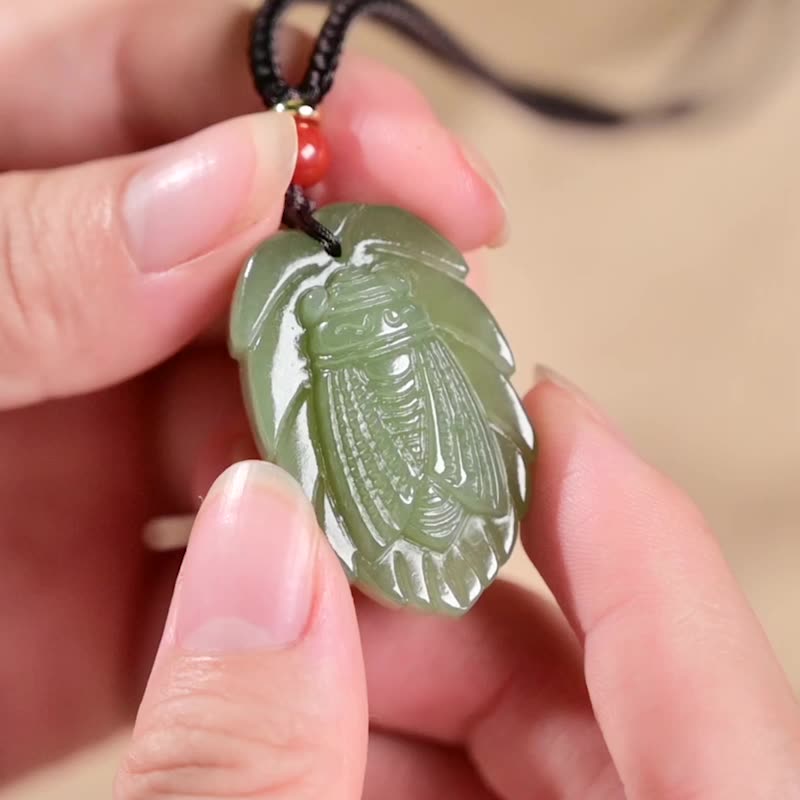 和田玉玉蝉吊坠这个样戴、气质瞬间进步✨