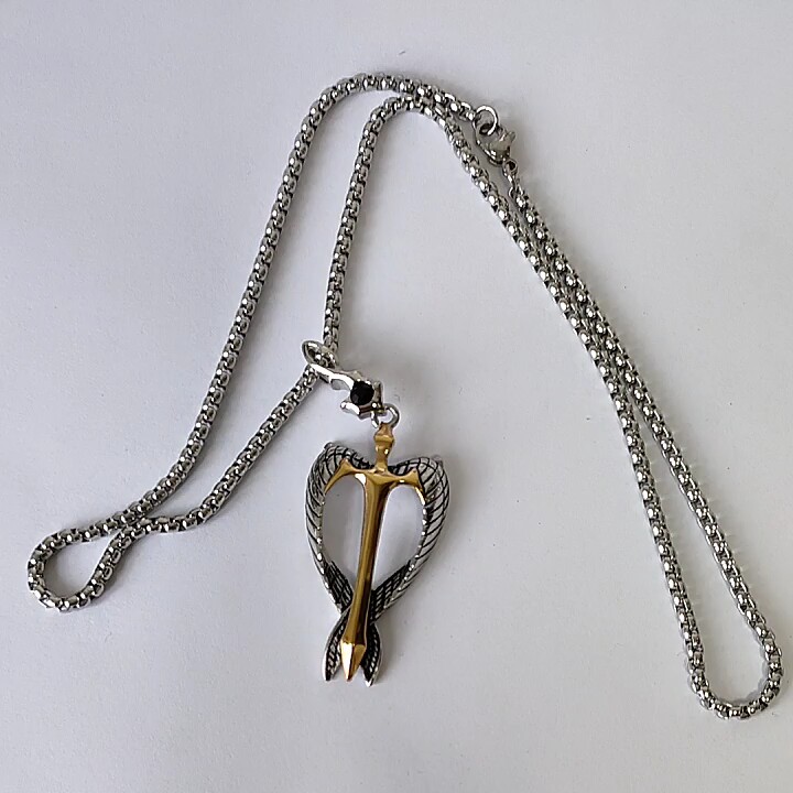Ultima Novità: Collana con Ciondolo a Forma di Spada in Stile Vintage, Logo Personalizzato, Charm con Ali d'Angelo in Acciaio Inossidabile Dorato per Uomo