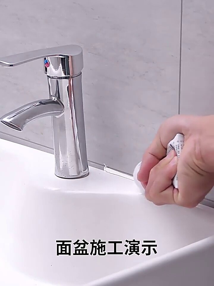 裂缝里的月光：当一管胶，缝合了家的呼吸