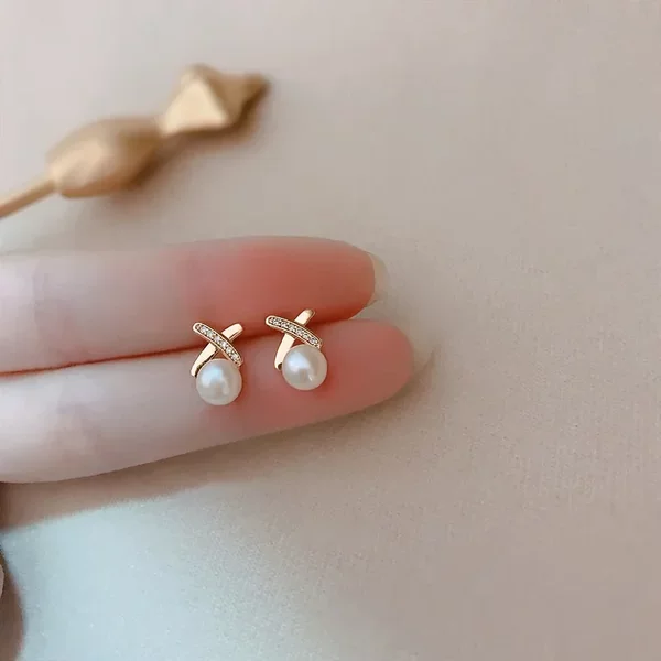 Korean Style Pearl Cross Mosquito Coil Disc Ear Clip Female Popular Ins Style Small and Versatile Zircon High-End Sense Without Pierced Ears