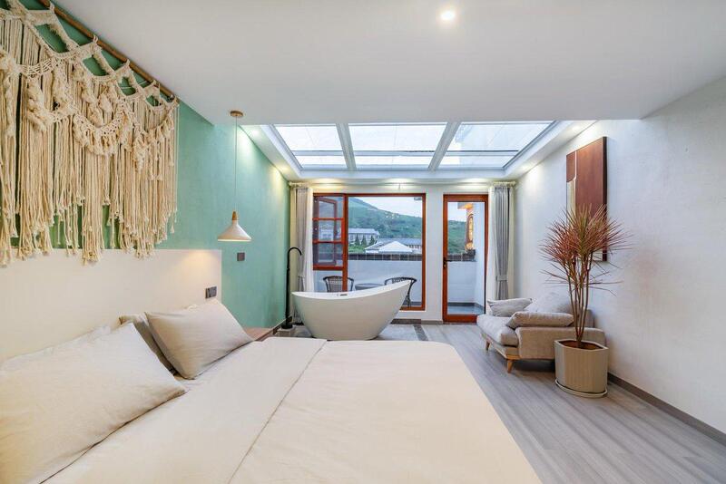 Liyang Nanshan Bamboo Sea. Puju Liangqi B&B (Tianmu Lake Royal Water Hot Spring Resort) Liangqi Luxury Starry Sky Suite