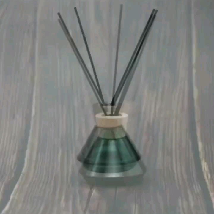 Cone Shape 200ml Aroma Glass Diffuser Bottle Custom Aromatherapy Funnel