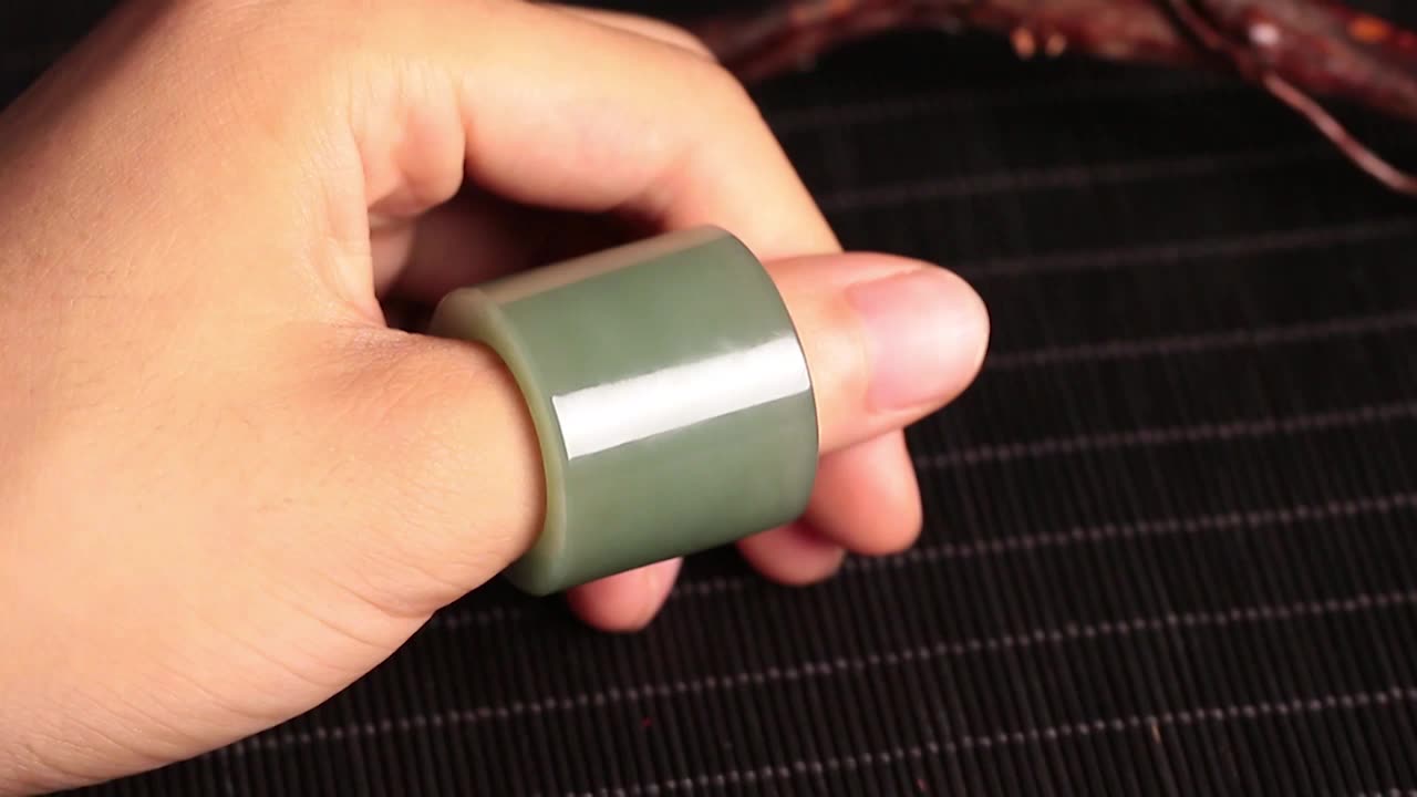 和田玉扳指戴出高级感，男生也太帅了✨