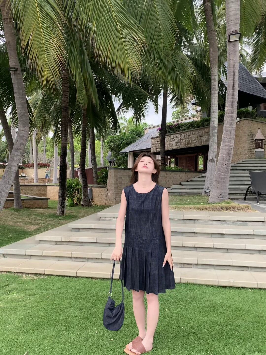 深蓝无袖连衣裙，甜酷少女的青春宝藏！_连衣裙_淘宝服装网