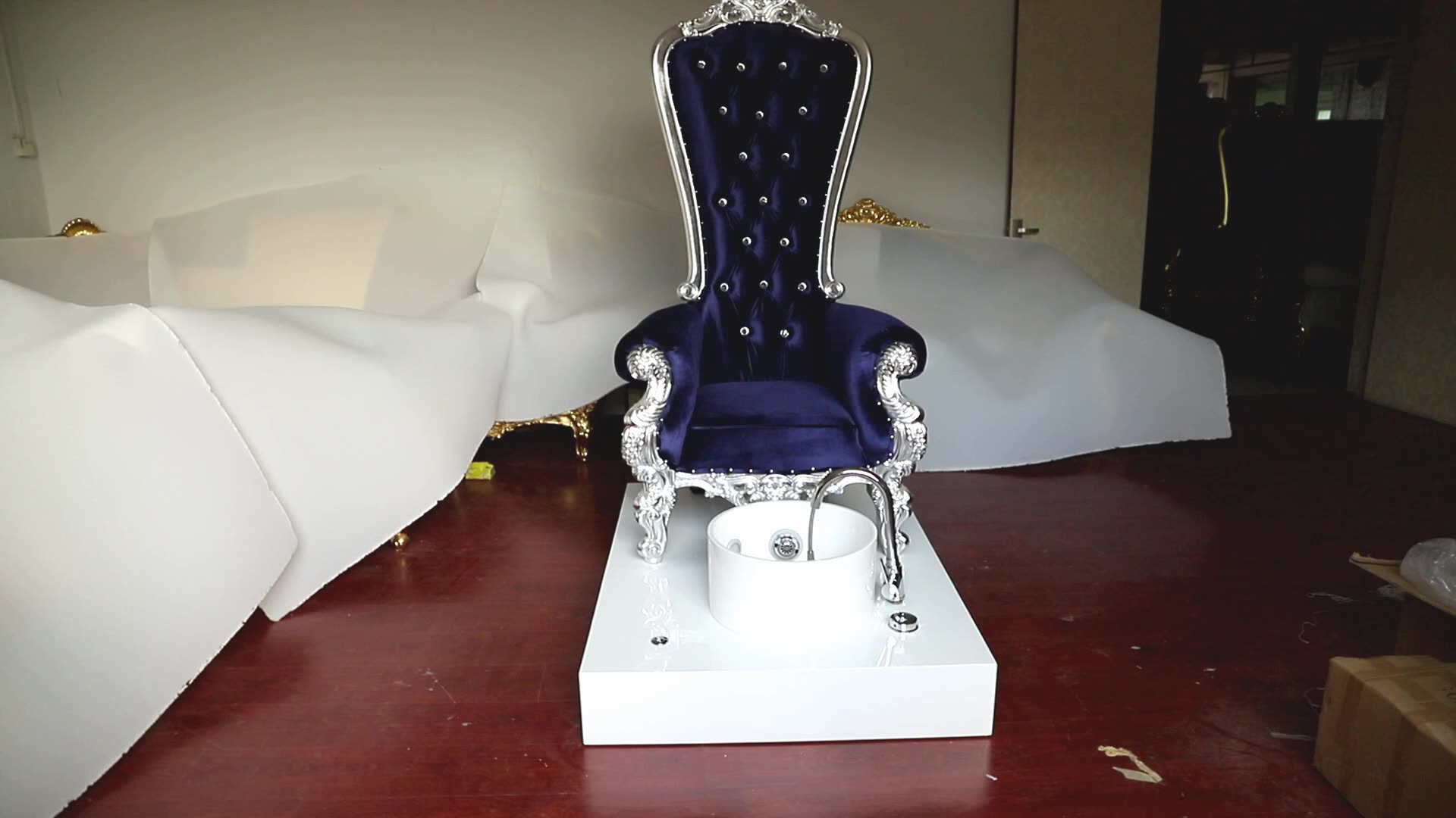 Red Queen Pedicure Chair With Led Effect For Comfortable Foot Massage