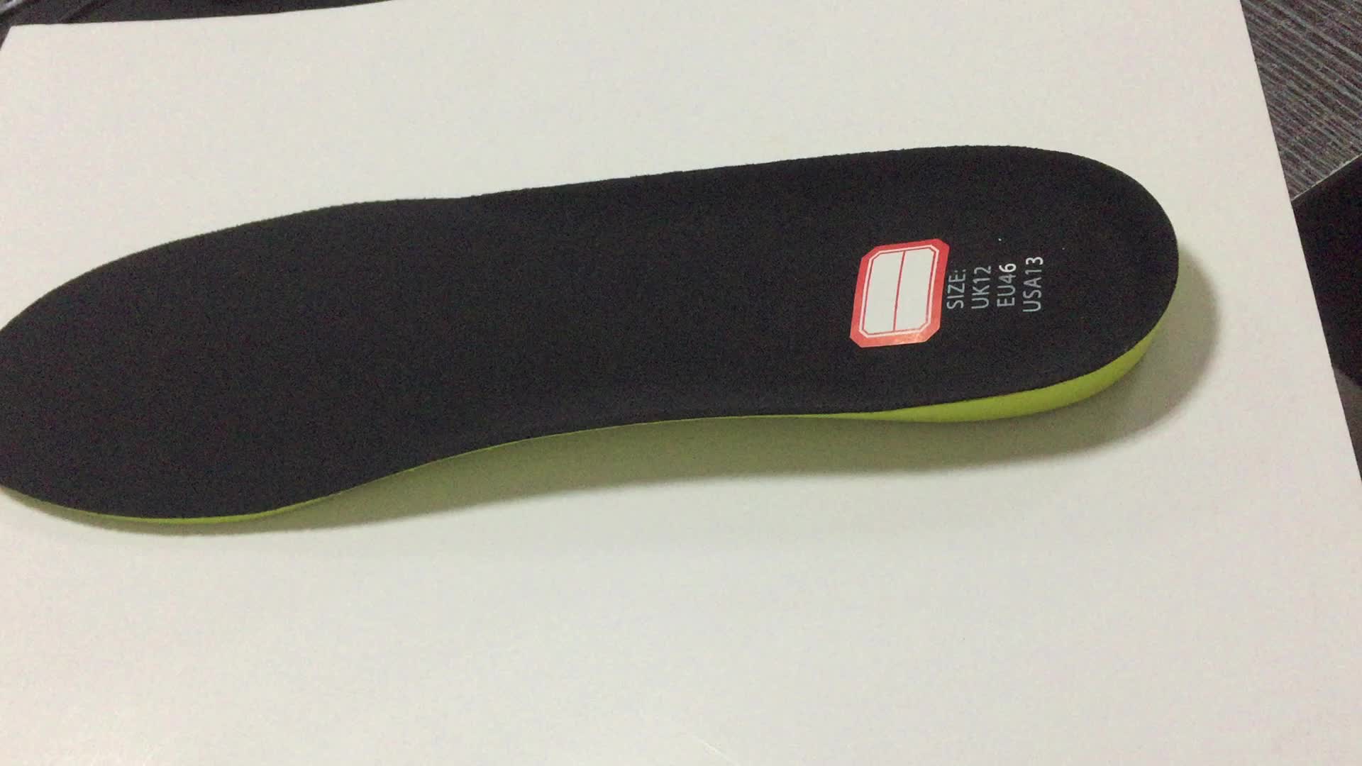 Trabalho botas grossas de palmilhas para