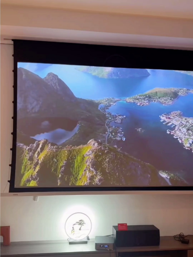 200块买电动幕布。这个玩意儿居然可以藏进天花板。