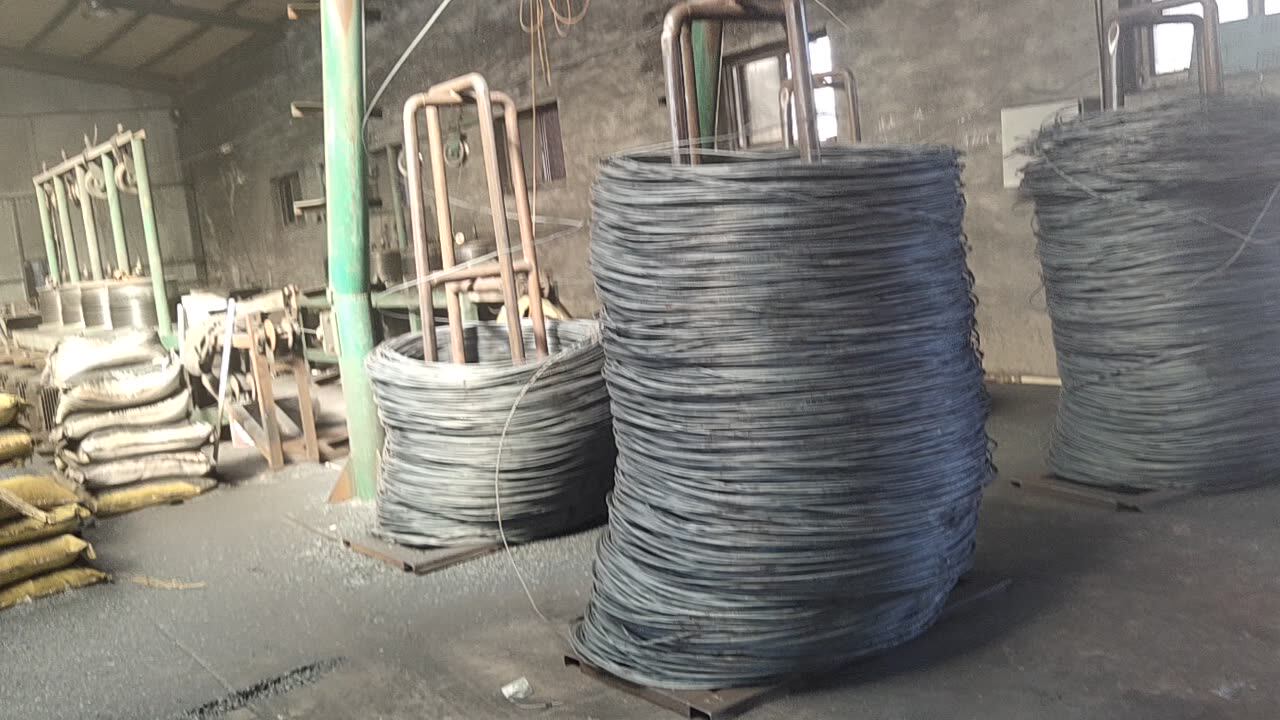 Проволока в цирке. Тонкая колючая проволока. Свободная проволока. Жанр в цирке свободная проволока. Заграждения из колючей проволоки.