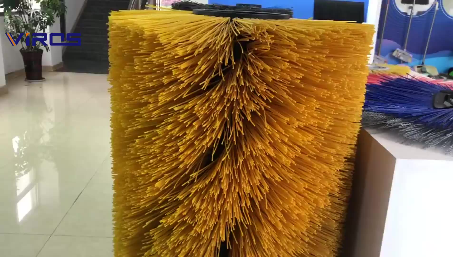 Yellow Pp Bristles Cow Massage Brush Vertical Automatic Rotating