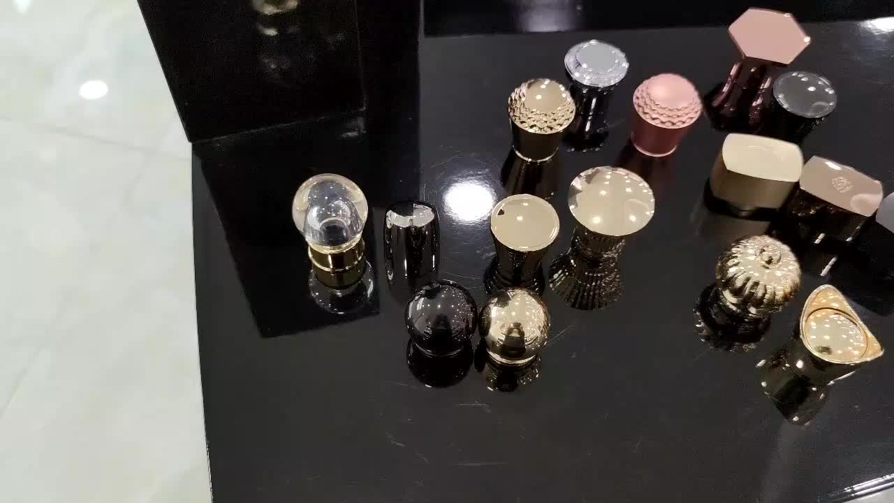 крышки на парфюмы. крышка духов. колпачок для духов. духи с бусинками в колпачке. флаконы для духов с закручивающейся крышкой.