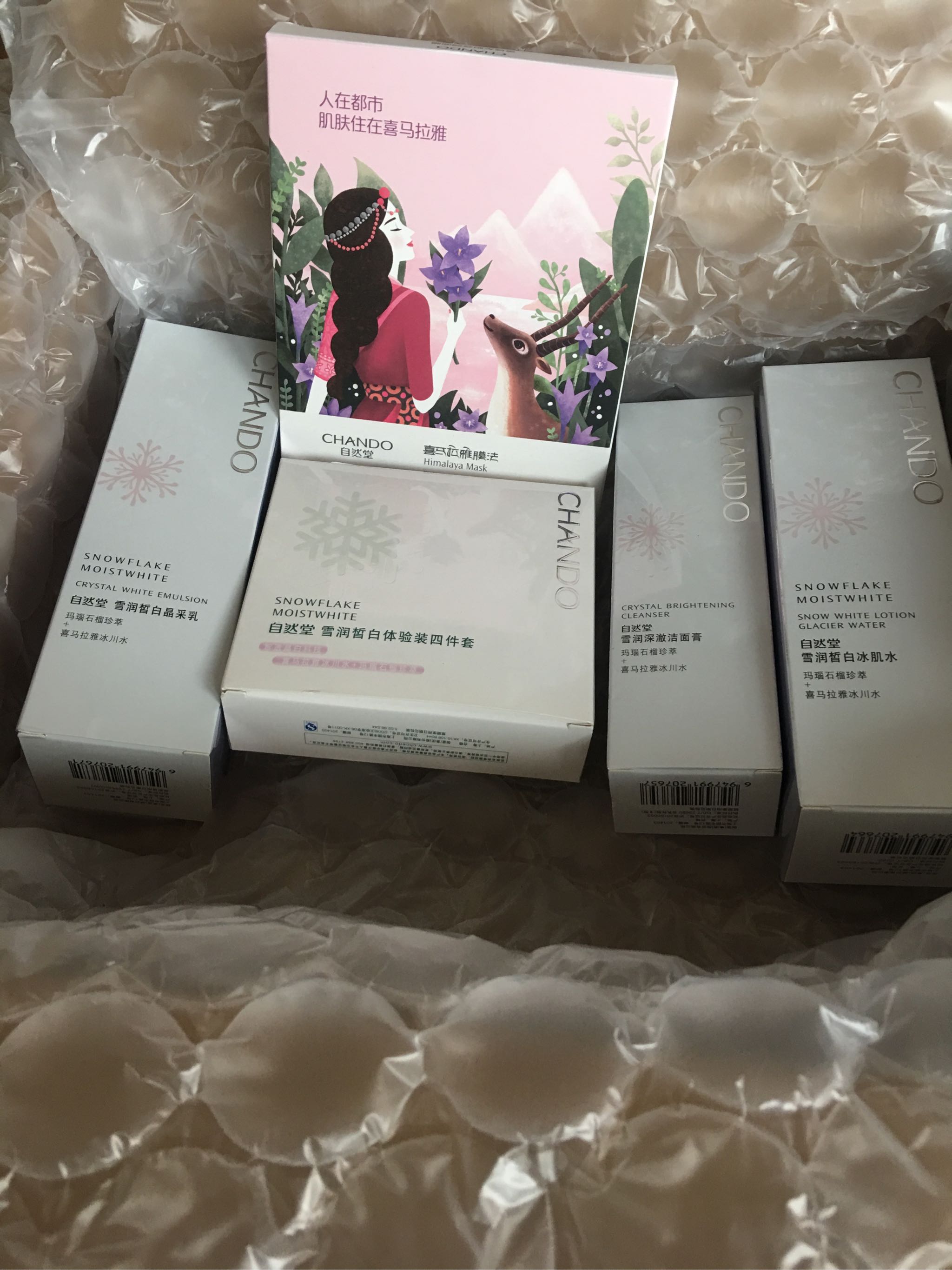 自然堂专卖店—雪润深澈净颜焕白套装更人性化，味道很喜欢，吸收的也很好！