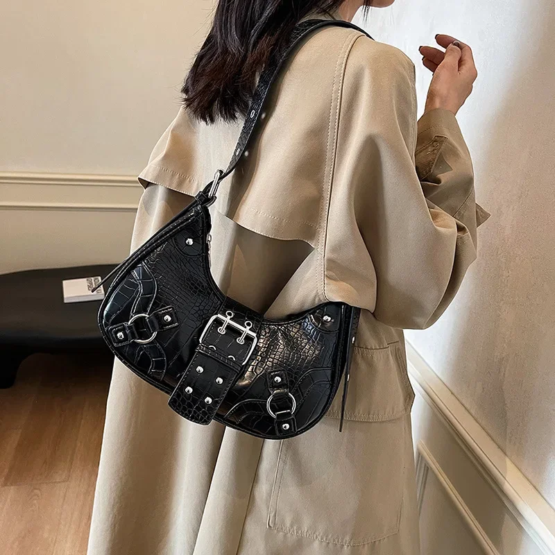 New Moon Fashion Versatile Motorbike Shoulder Bag with Rivets 2024 Personality New Arrival Crepe Underarm Crossbody Bag