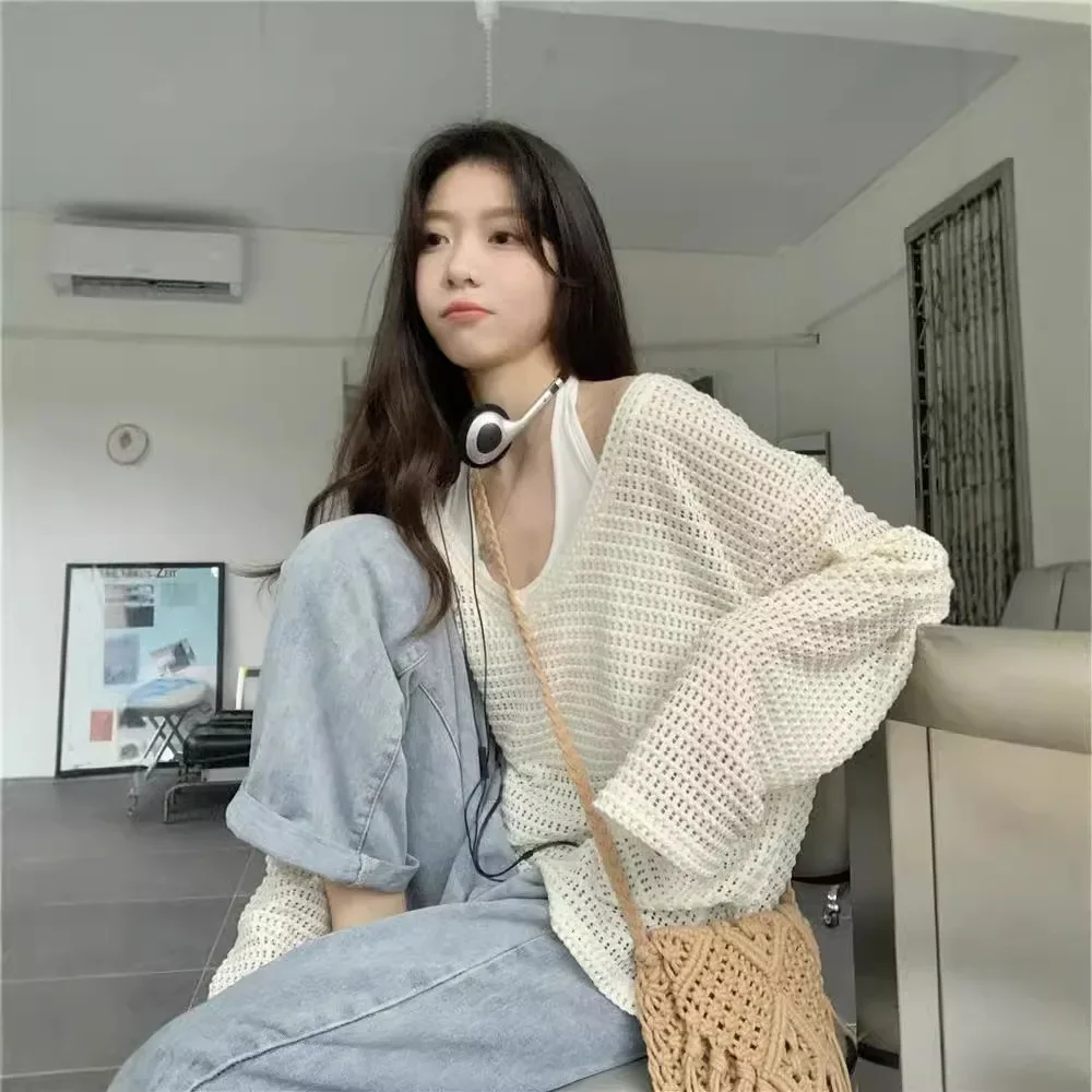 Hollowed V-neck long-sleeved T-shirt women's spring 2025 new loose lazy style outerwear blouses fashion