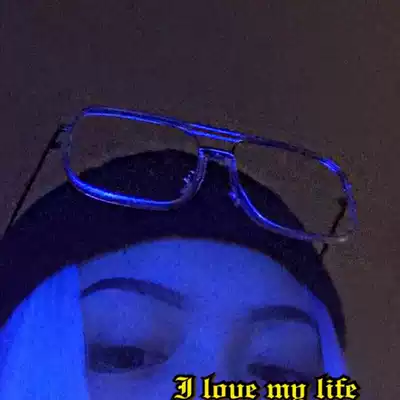 Exquisite face-showing small square glasses, minimalist, clean, literary and artistic