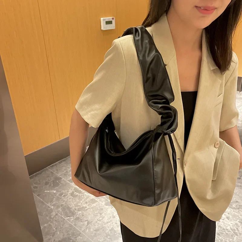 Retro large-capacity bag for women in the spring new Korean version of niche wrinkled dumpling bag fashionable shoulder bag