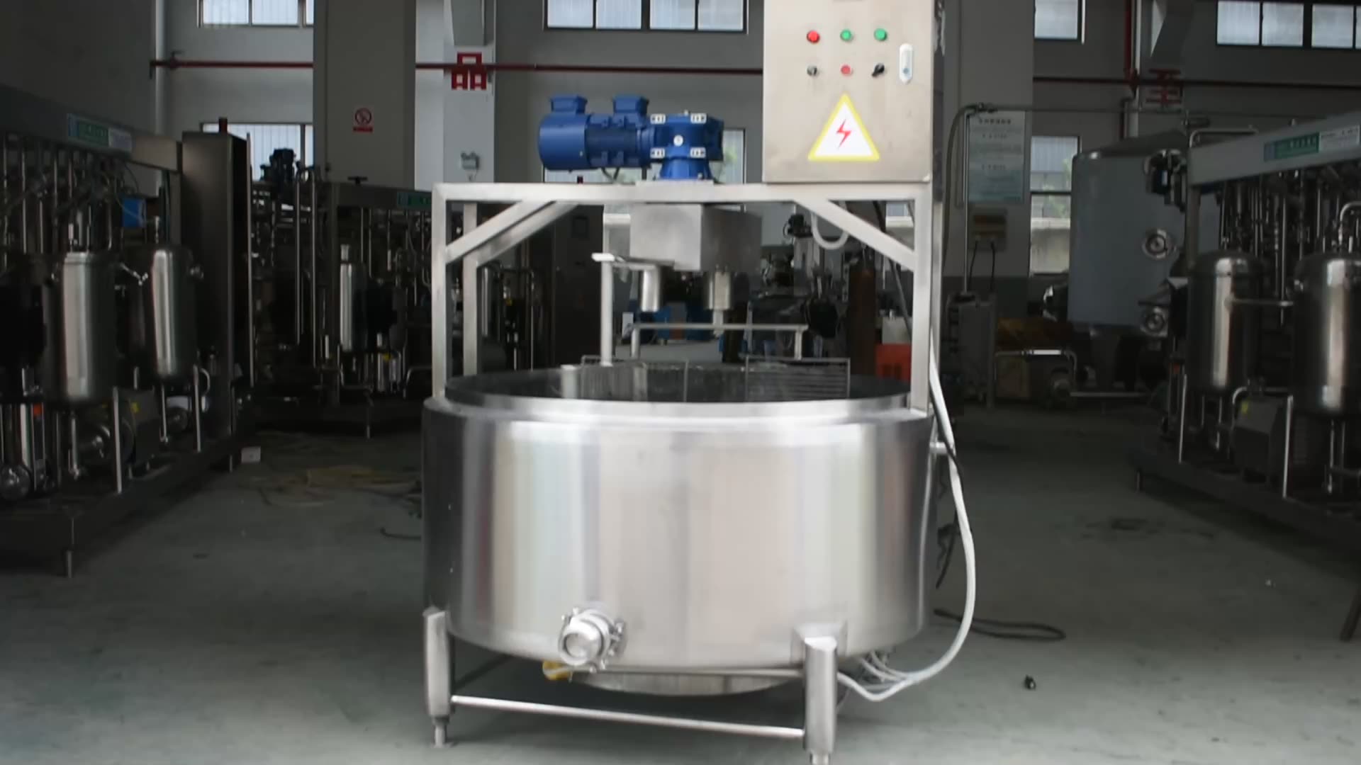 Производство сыра. Сыродельная ванна вс 250. Перемешивание молока на производстве. Оборудование для производства творожного сыра. Переработке сыра.