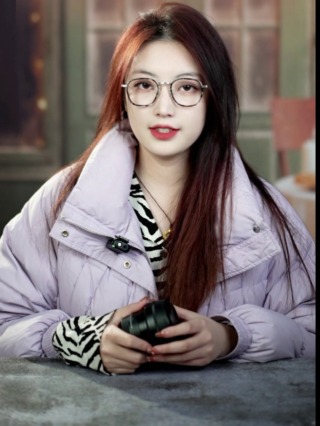 这个镜头才300g。拍人诸例譬如竟比智能机还轻、F1.4光圈还这么能够打？