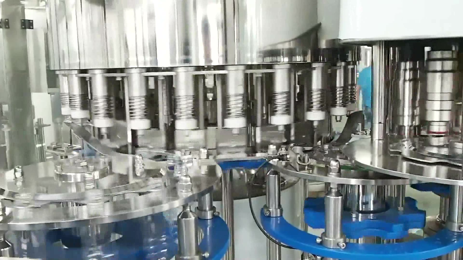 производство фруктовых соков. розлив сока. завод по производству соков. розлив сока. изготовление сока.