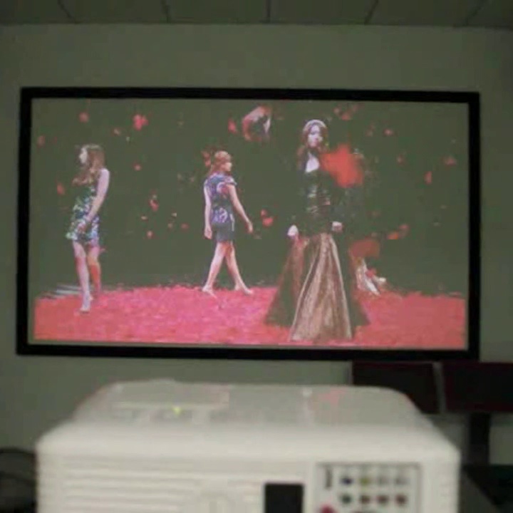 这个幕布真能扛住4K。我家娃一踹针对破？