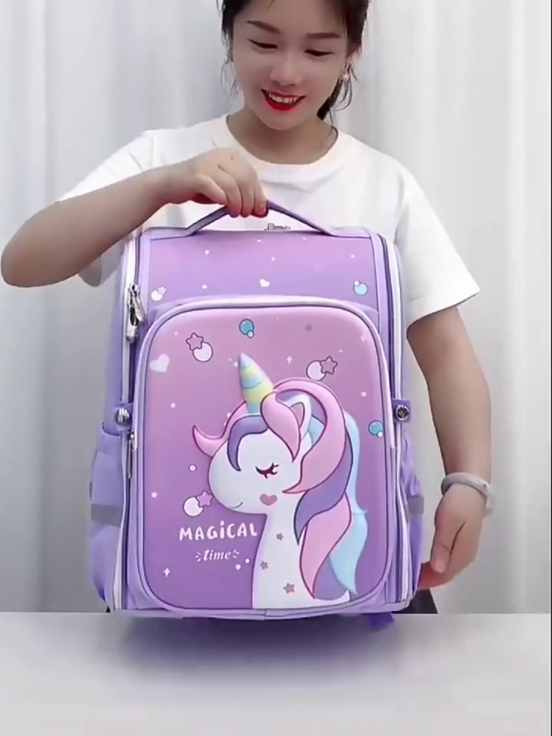 小学生背怎么样的书包更护脊。