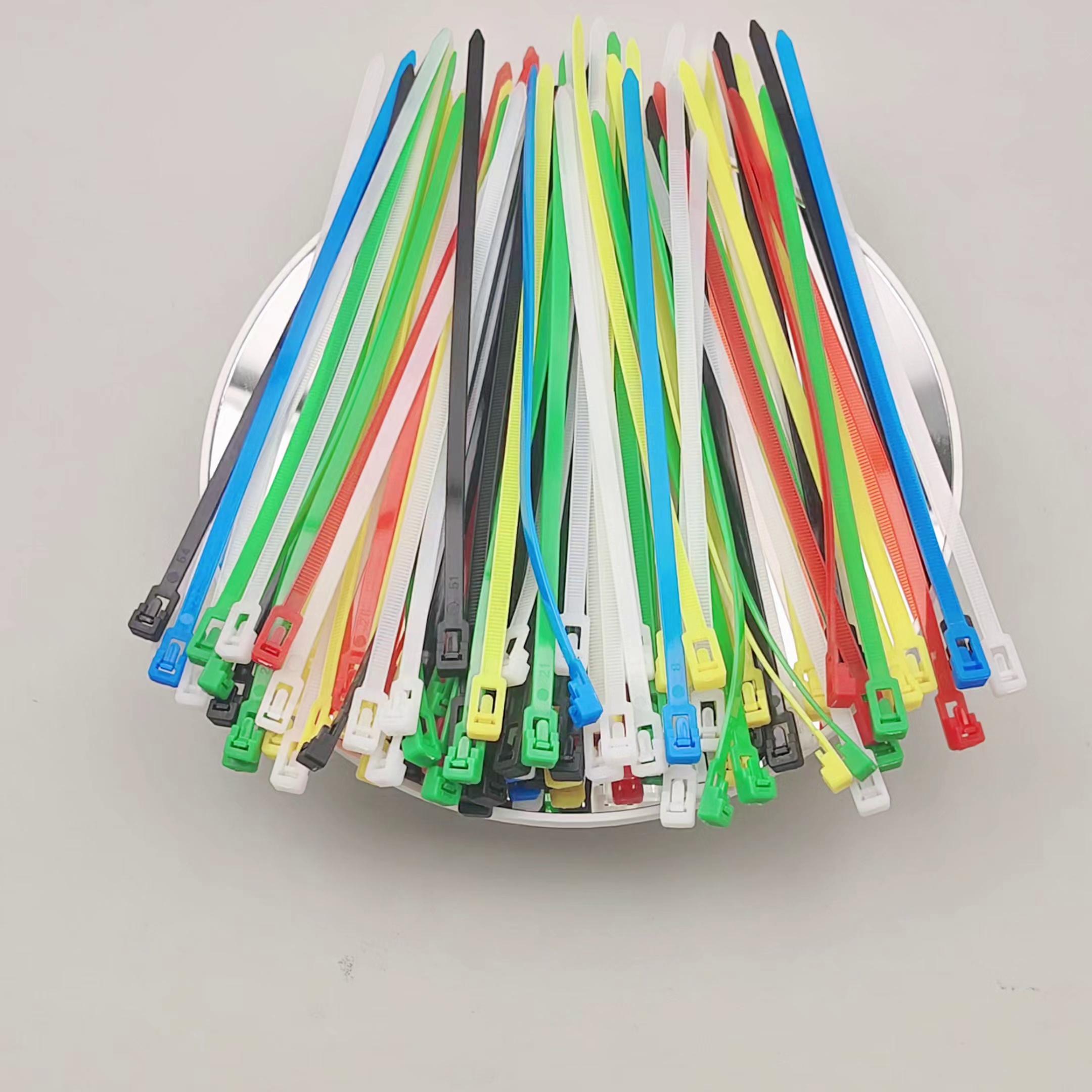 谁说扎带只能用一次。此玩意儿居然能够当“数码界橡皮筋”？