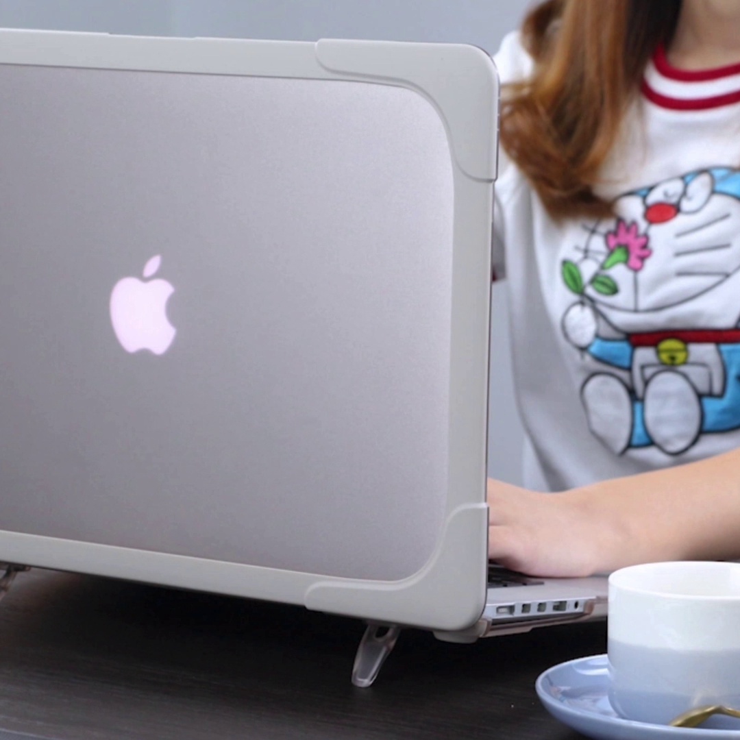 这壳子带支架。MacBook用户别再被劣质保护壳坑了。