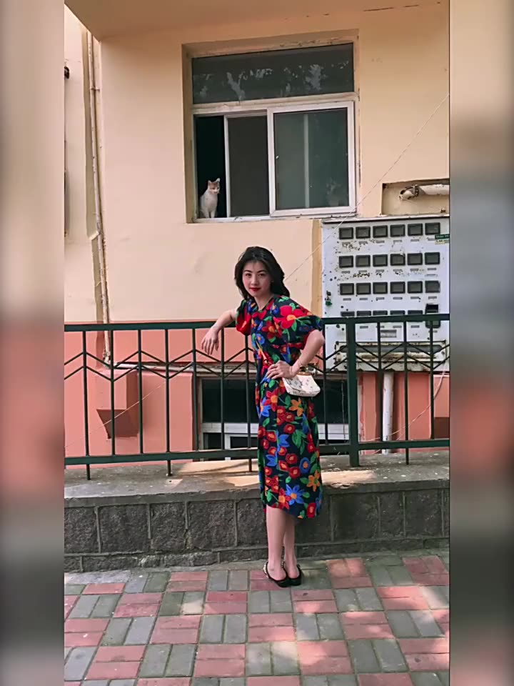 2021 spring temperament bubble sleeve dress female French retro printed long dress loose thin medium-long version of the skirt female