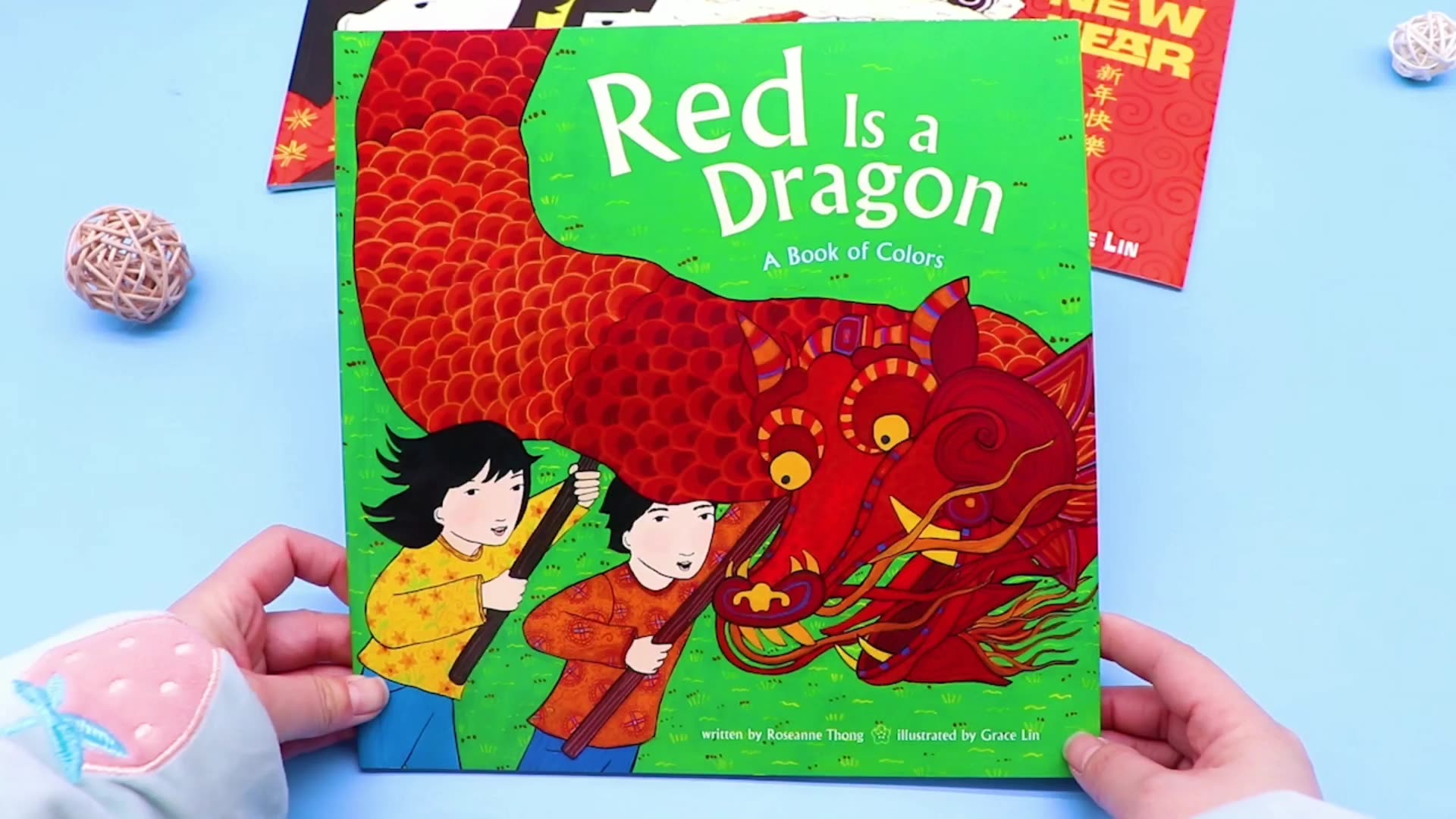 English truyện tranh gốc Red Là một Rồng Một Book of Colours Red Dragon tinh hoa của Tết Nguyên Đán Tết Nguyên đán Lễ hội mùa xuân truyện tranh chủ đề mừng lễ kỷ niệm năm mới Grace Lin Đồ chơi giáo dục